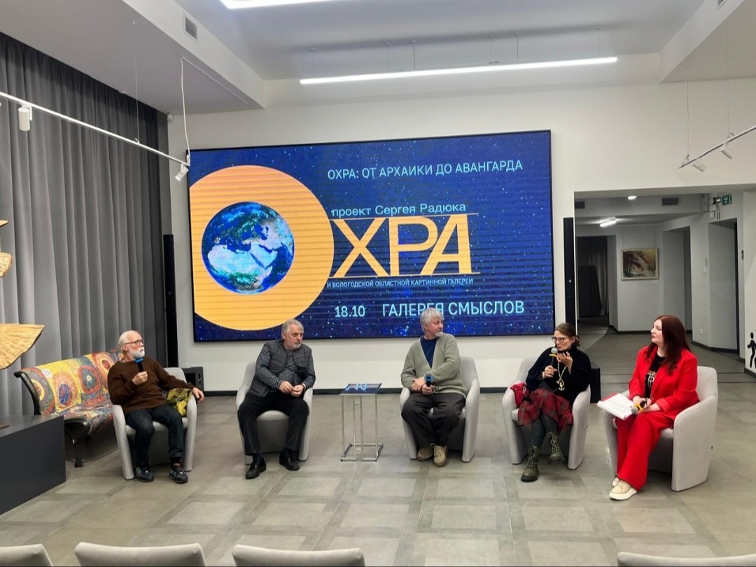 Сергей Радюк в окружении журналистов, сотрудников Вологодоской областной картинной галереи. Рядом художник Владимир Матвеев. Его две работы тоже взял музей.