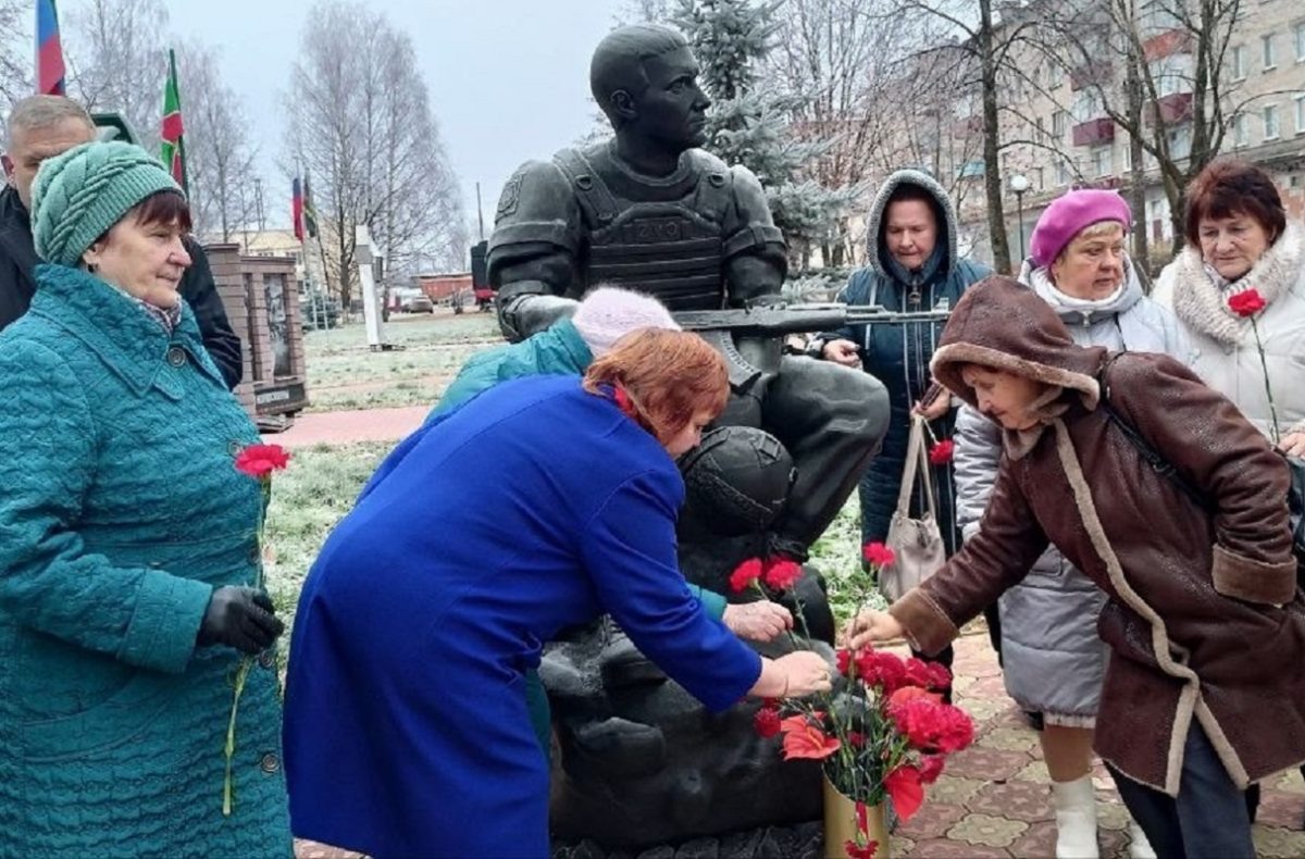    Памятник в честь бойцов СВО произвёл на гостей большое впечатление.