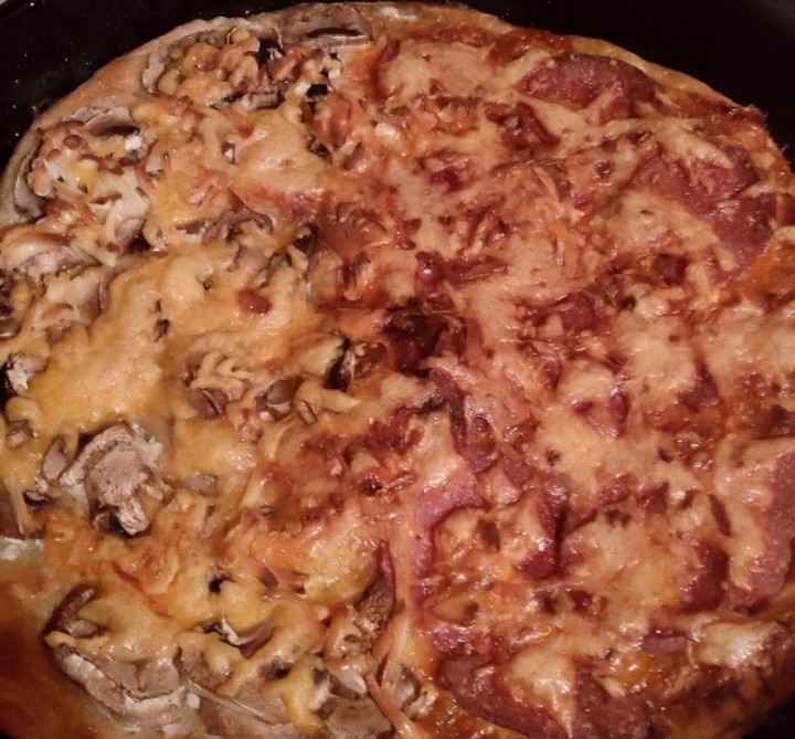 Ира прекрасно готовит пиццу на любой вкус и кошелек. 