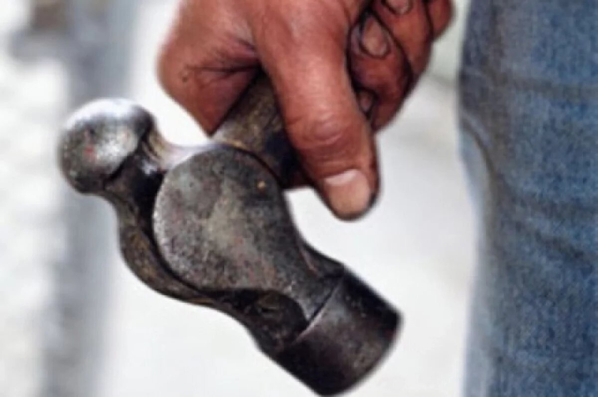    В Челябинске мужчина с молотком напал на пожилого посетителя магазина