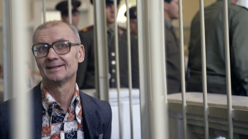     Андрей Чикатило родился 16 октября 1936 года в селе Яблочное (УССР). В 21 год он проходил срочную службу в погранвойсках, затем получил высшее образование на заочном отделении филфака Ростовского госуниверситета. В 1970-е годы он работал педагогом в школе-интернате и в профтехучилище РИА Новости