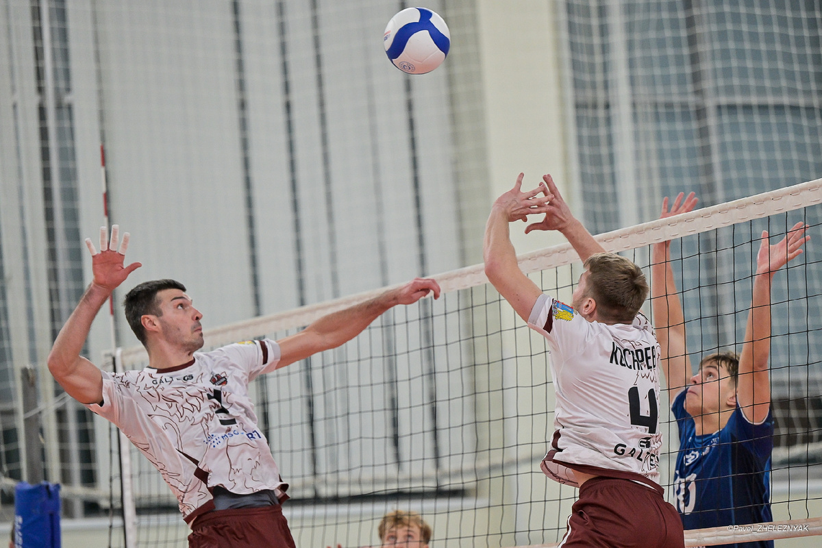 Волейбол. В атаке Андрей Сафоноа #3, пас дает Руслан Косарев #4. Игра "Академия-Казань" (Казань) vs "Текстильщик" (Ивановская область). Казань 16 ноября 2025. Чемпионат России высшая лига "А". Источник https://vk.com/kazanacademy