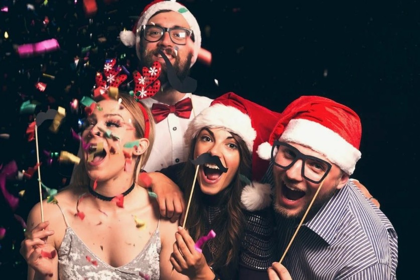 5 смешных новогодних конкурсов, которые точно поднимут настроение вашим гостям