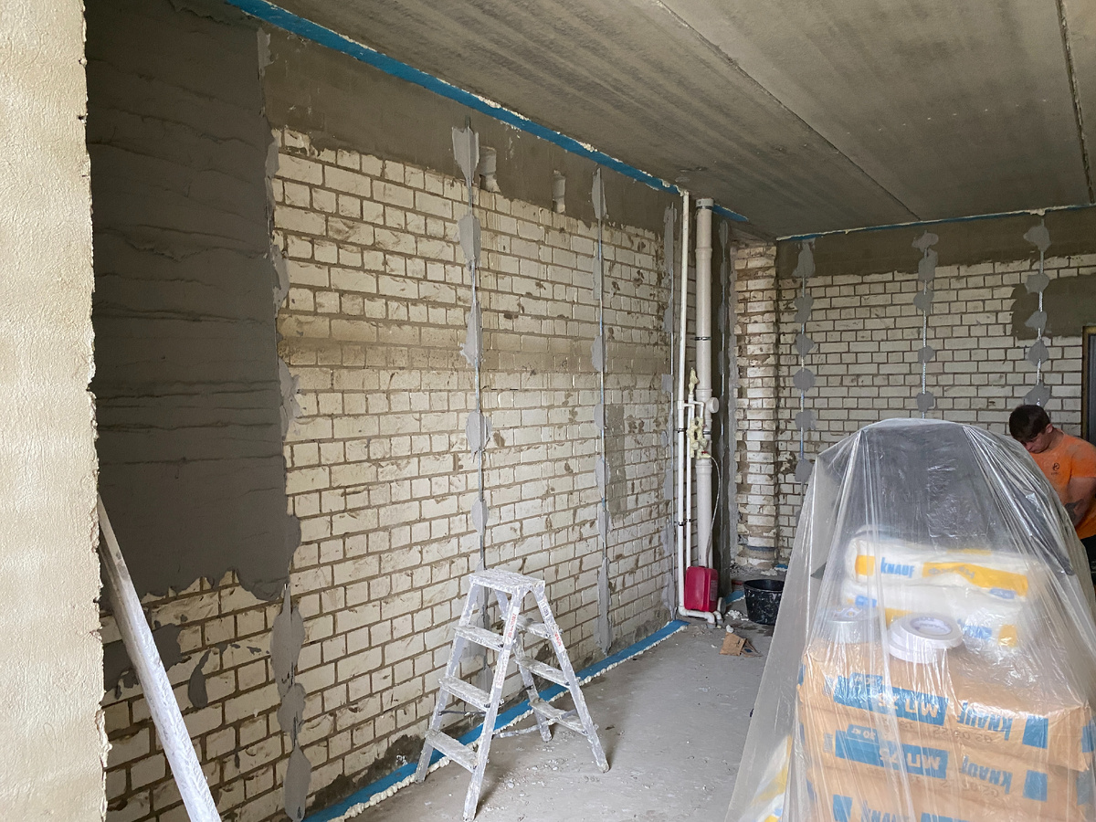 процесс нанесения штукатурки по маякам