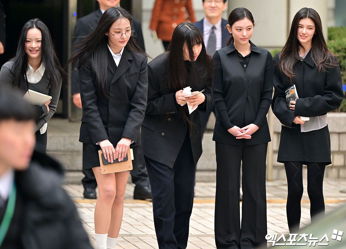   NewJeans возле здания суда во времена судебных разбирательств с ADOR / Фото: xportsnews.com Алекса