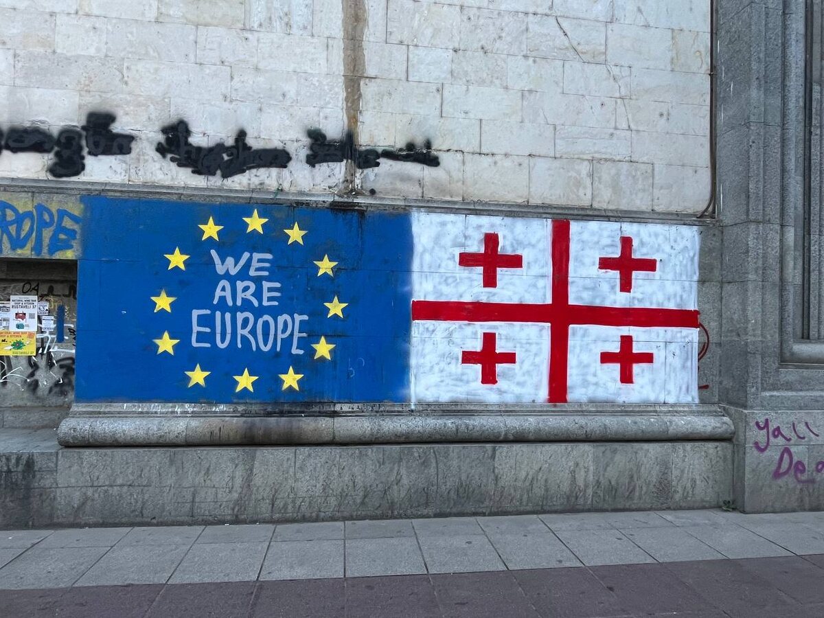 Граффити на проспекте Руставели в Тбилиси. ©Sputnik/Stringer