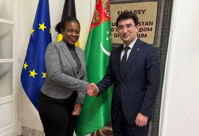 Встреча Сапара Пальванова с Чинве Огбонне, 19 ноября, 2025 г., Брюссель, Бельгия (Фото: Посольство Туркменистана в Бельгии)
