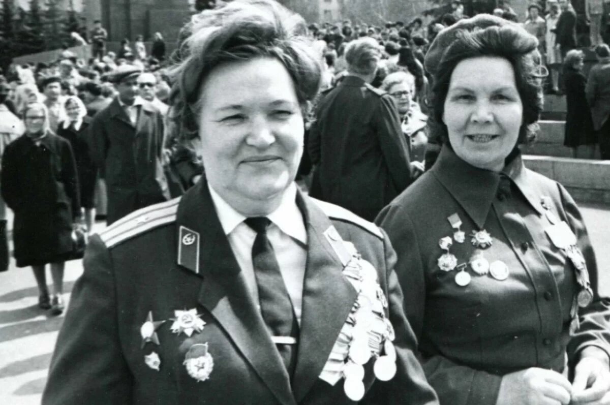    Участницы клуба «Боевые подруги» на праздновании 9 мая 1976 года.