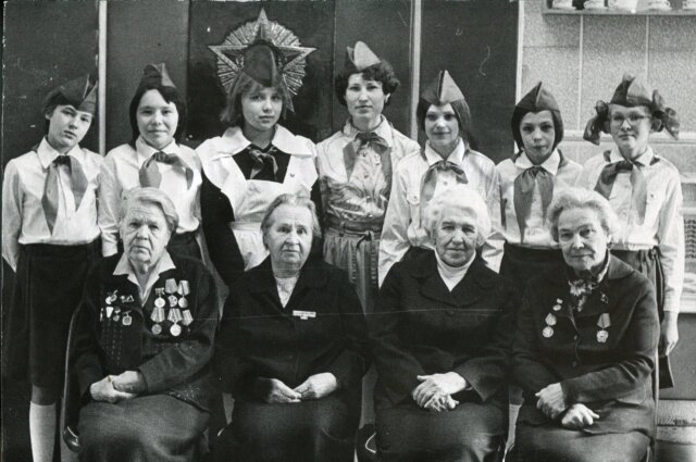 «Боевые подруги» на встрече с пионерами в 1979 году. Фото: Объединенный государственный архив Челябинской области