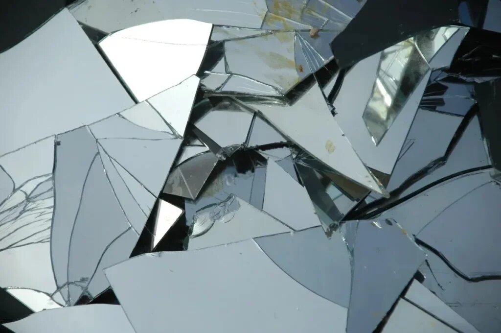 Собери аккуратно и выбрось. Всё, точка