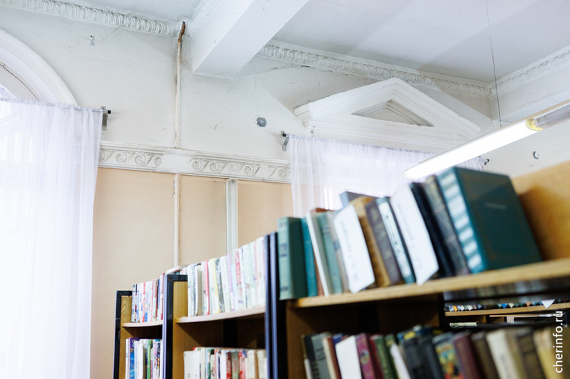    Библиотека находится в жилом доме на проспекте Победе, 28, работает здесь с 1956 года.