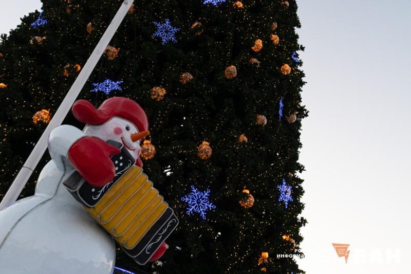    Новогодняя елка и снеговик