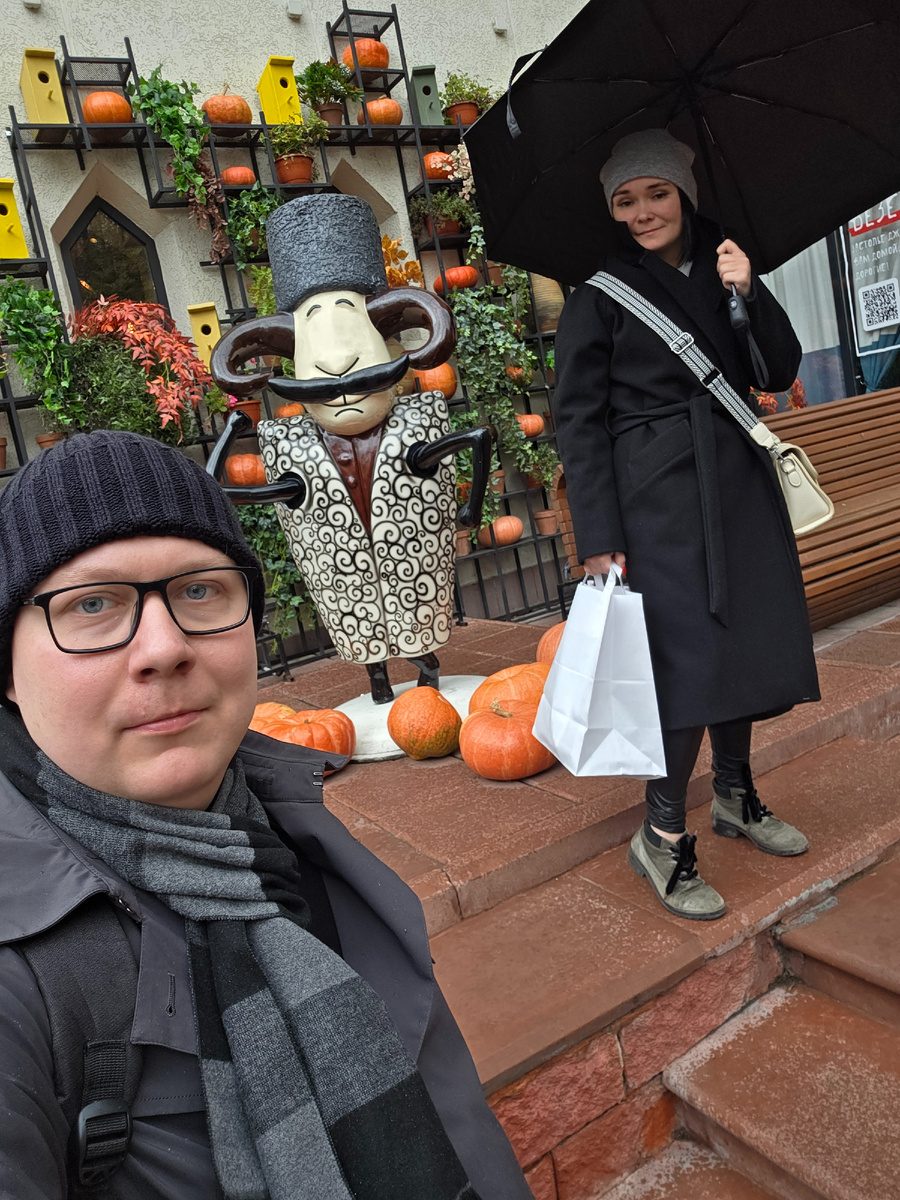 Ваши покорные слуги рядом с милым грузином и тыковками:)