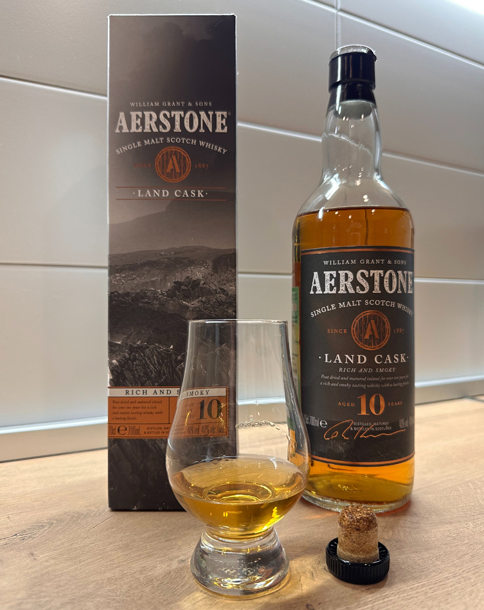 Приятный и симпотичный дизайн коробки и этикетки. Цвет самый насыщенный из 3-ех.