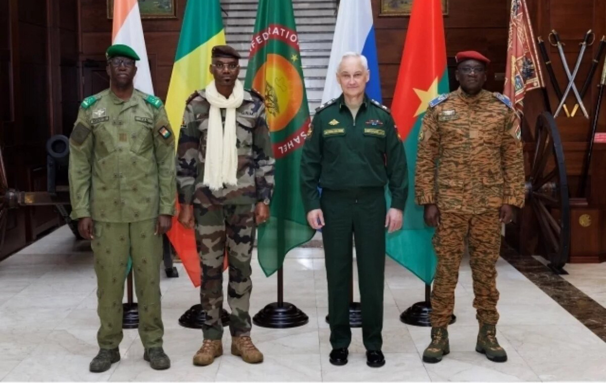 Министр национальной обороны Республики Нигер Салифу Моди, министр обороны и по делам ветеранов Республики Мали Садио Камара, министр обороны РФ Андрей Белоусов и министр обороны и по делам ветеранов Буркина-Фасо Селестин Симпоре (слева направо) во время встречи в Москве.