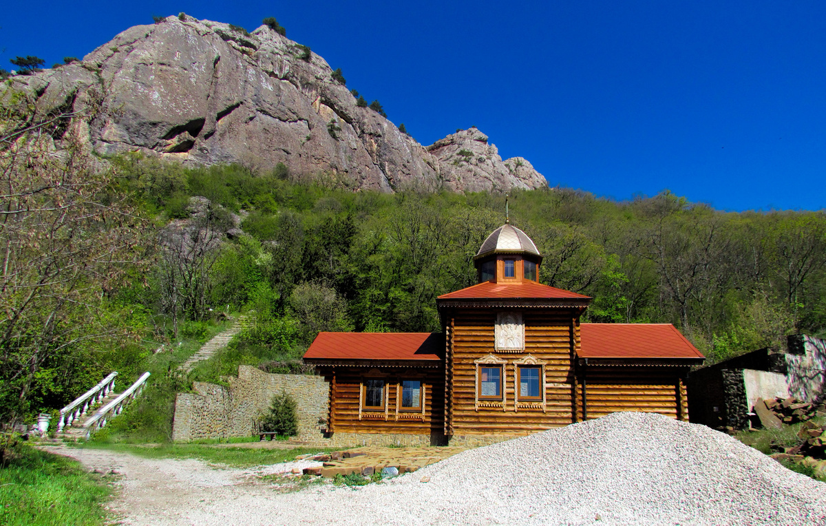 Кизилташский монастырь в Крыму близ села Краснокаменка