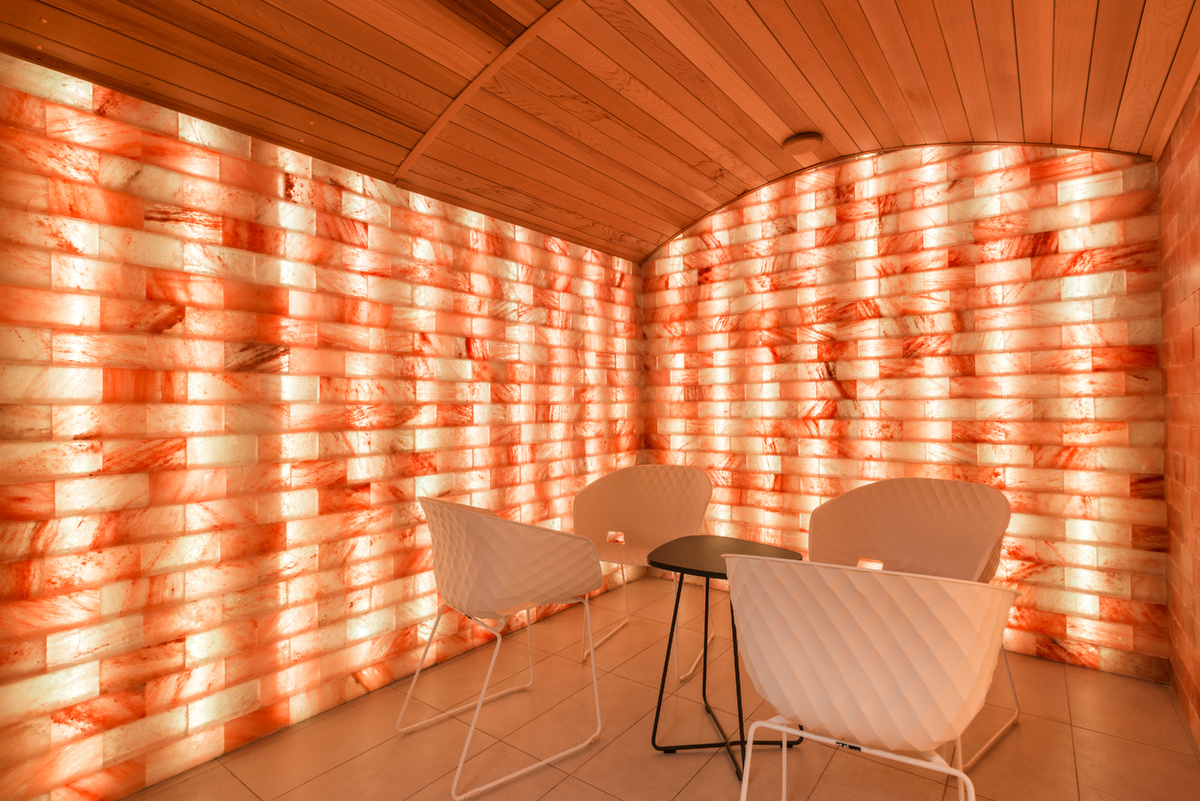 Стены соляной комнаты в Savoy Wellness Чистые пруды отделаны розовой гималайской солью