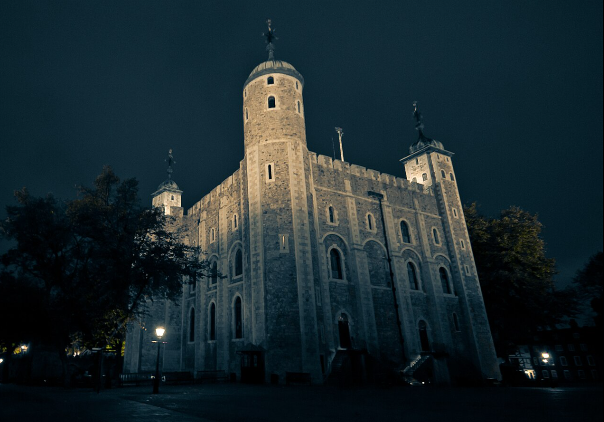 Белая башня Тауэра ночью. https://en.wikipedia.org/wiki/White_Tower_(Tower_of_London)