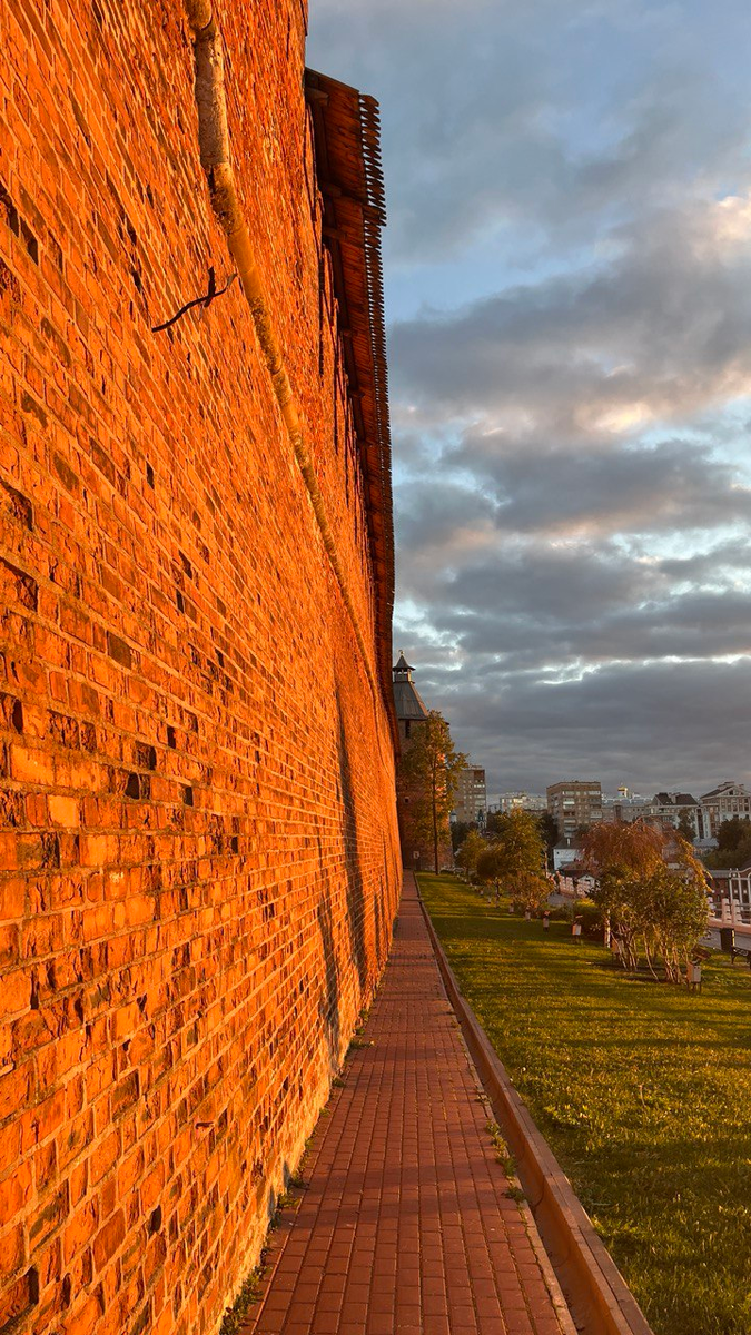 Попробуйте разглядеть птичку на стене у Северной башни?