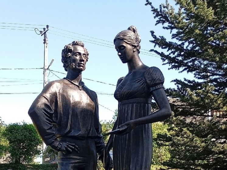 Александр Пушкин и Наталья Гончарова. Памятник в Полотняном заводе. Скульптор Олег Комов, архитектор Алексей Комов