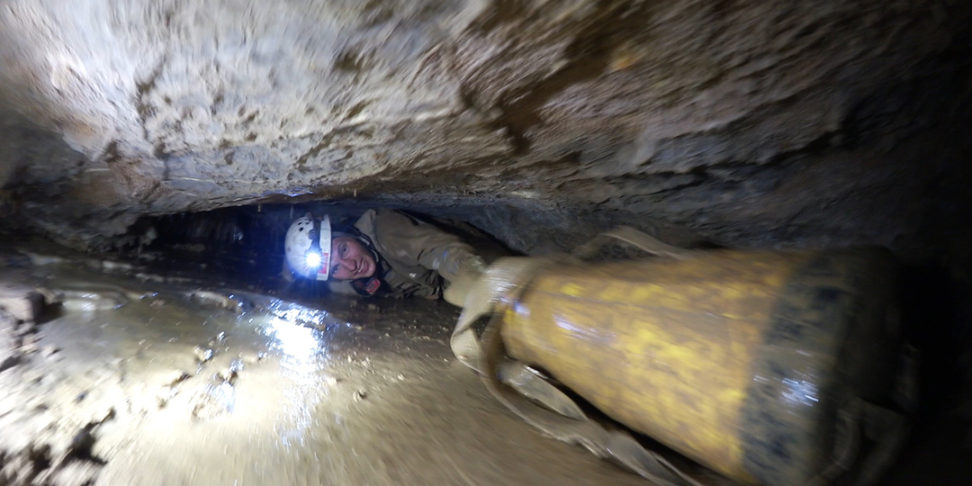 Что творилось с туристом, который 9 месяцев провисел на верёвке в пещере глубиной более 2200 метров