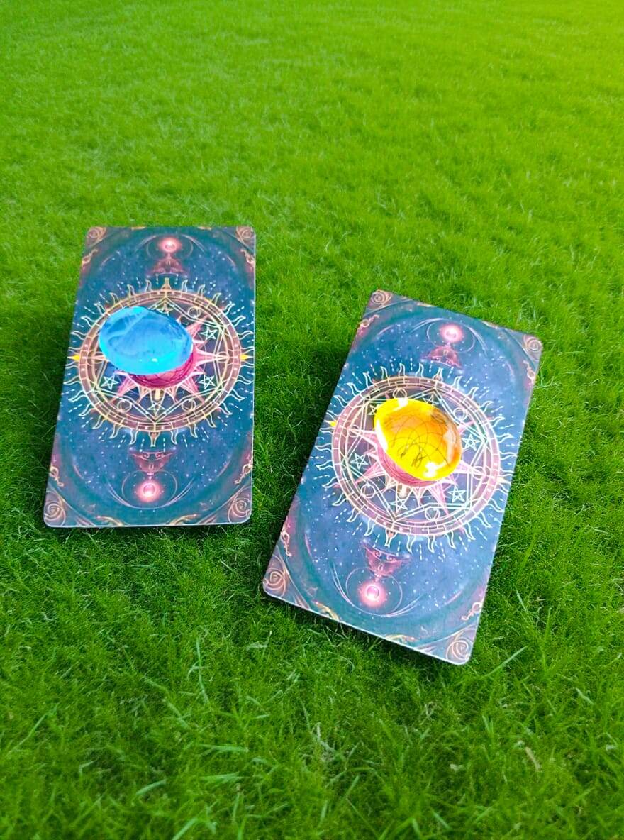 НЕОБХОДИМО СОСРЕДОТОЧИТЬСЯ И ВЫБРАТЬ КАРТУ ↗