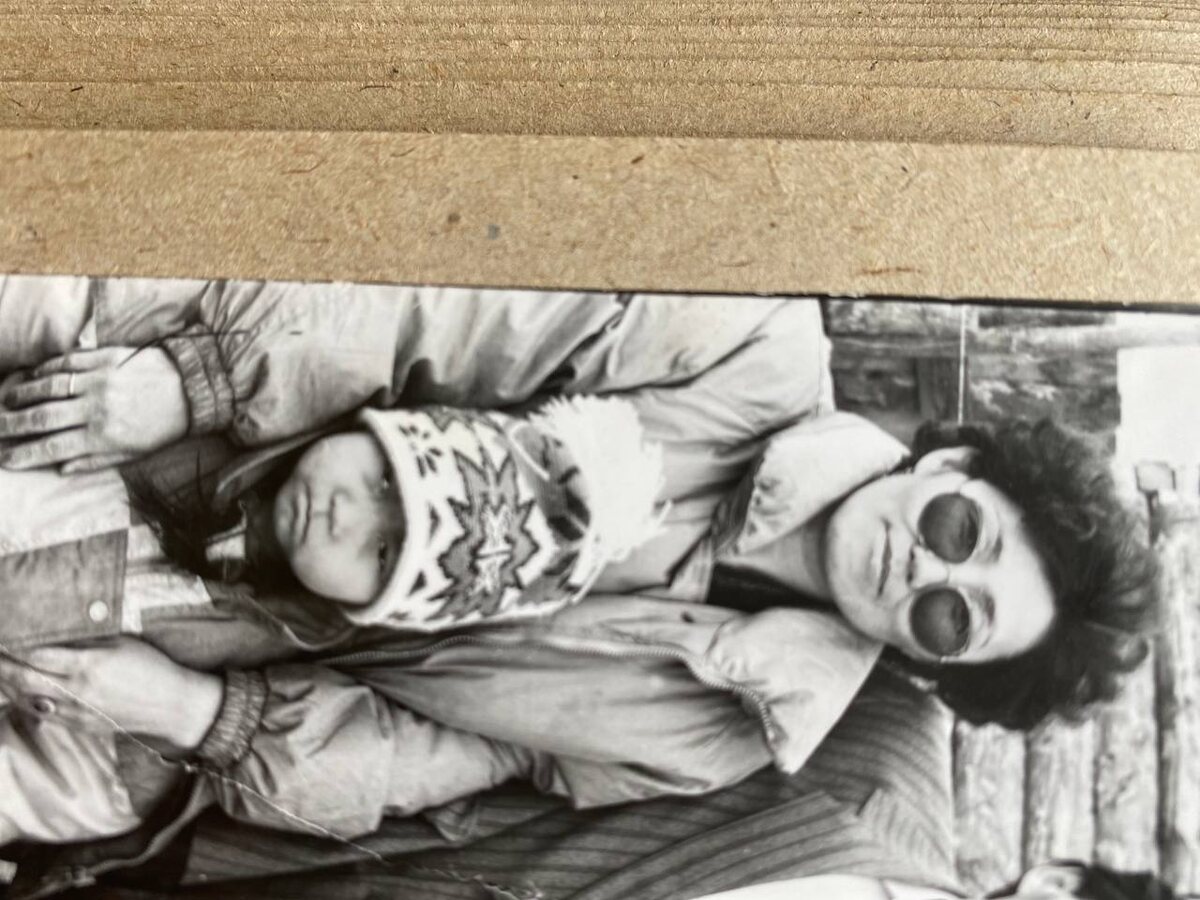 Это я с моей Великой мамой. Мое любимое фото, кстати. Здесь в моем выражении лица запечатлена вся моя суть.