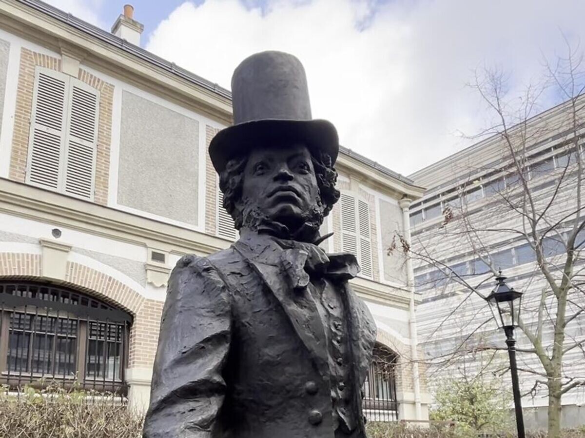    Памятник писателю А. С. Пушкину в Русском духовно-культурном центре в Париже© РИА Новости / Евгений Полойко