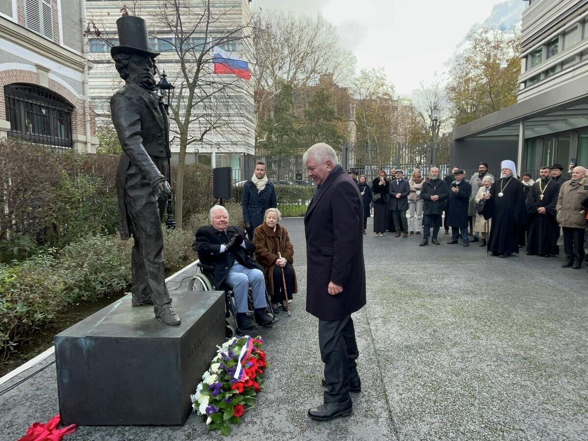    Посол РФ во Франции Алексей Мешков во время открытия памятника писателю А. С. Пушкину в Русском духовно-культурном центре в Париже© РИА Новости / Евгений Полойко