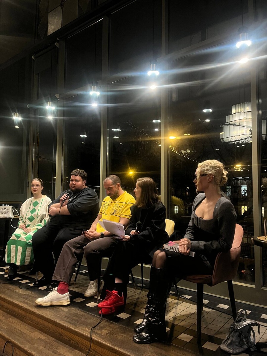    Презентация книги «Мода 2.0. История индустрии с 2008 года» в «Подписных изданиях», слева направо:  Байинг-директор KM20 Александра Боголюбская; PR-директор KM20 Антон Гулевский; Журналист Павел Вардишвили; Шеф-пифия отдела моды Юлия Машнич; Идеолог и основательница KM20 Ольга Карпуть Фото: Архив Собака.ru