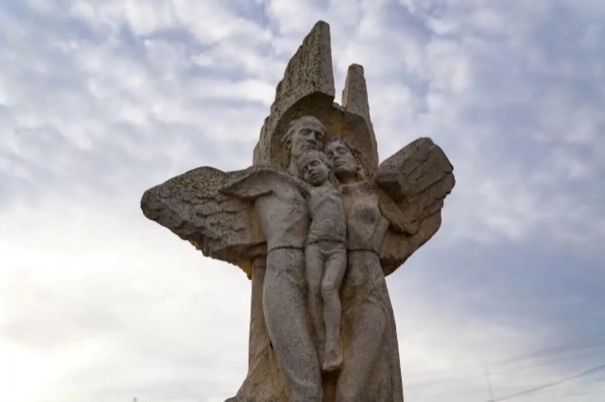    В Евпатории открыли сквер памяти жертв взрыва дома на улице Некрасова