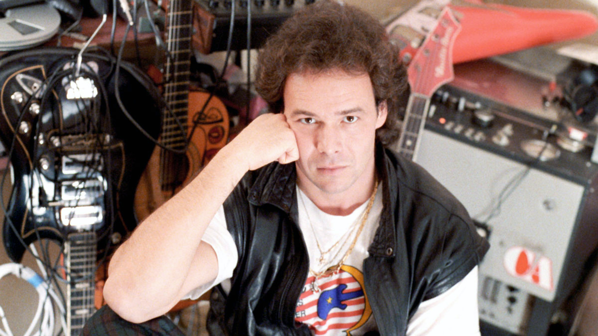 Михаил Владимирович Муромов — советский и российский певец, музыкант и композитор. Известен по хитам «Яблоки на снегу», «Ариадна», «Странная женщина». 