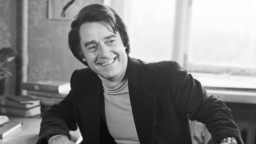 Андрей Дмитриевич Дементьев — советский и российский поэт, радио- и телеведущий, журналист, также известен как поэт-песенник. 