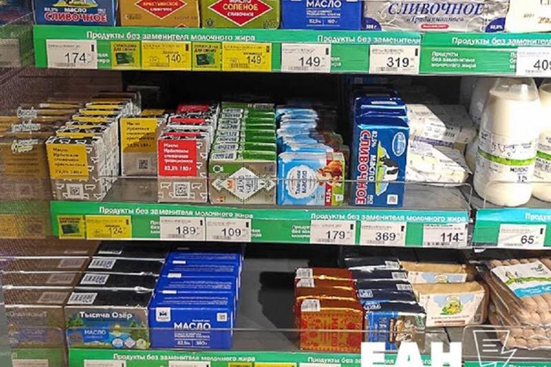    ЕАН / Витрина в магазине с молочной продукцией