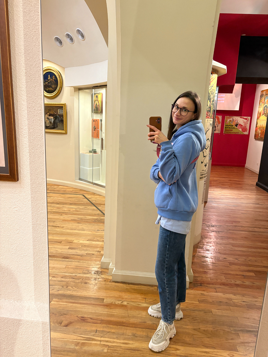 В каждом зале висит полотно с общим описанием темы и цифры под каждым экспонатом. На стенах установлены ящики с вложенными раздатками - заламинированные листы А4. В них указана информация по цифрам: дата, материал и автор. Не всегда встретишь описание. А если есть, то сухое.