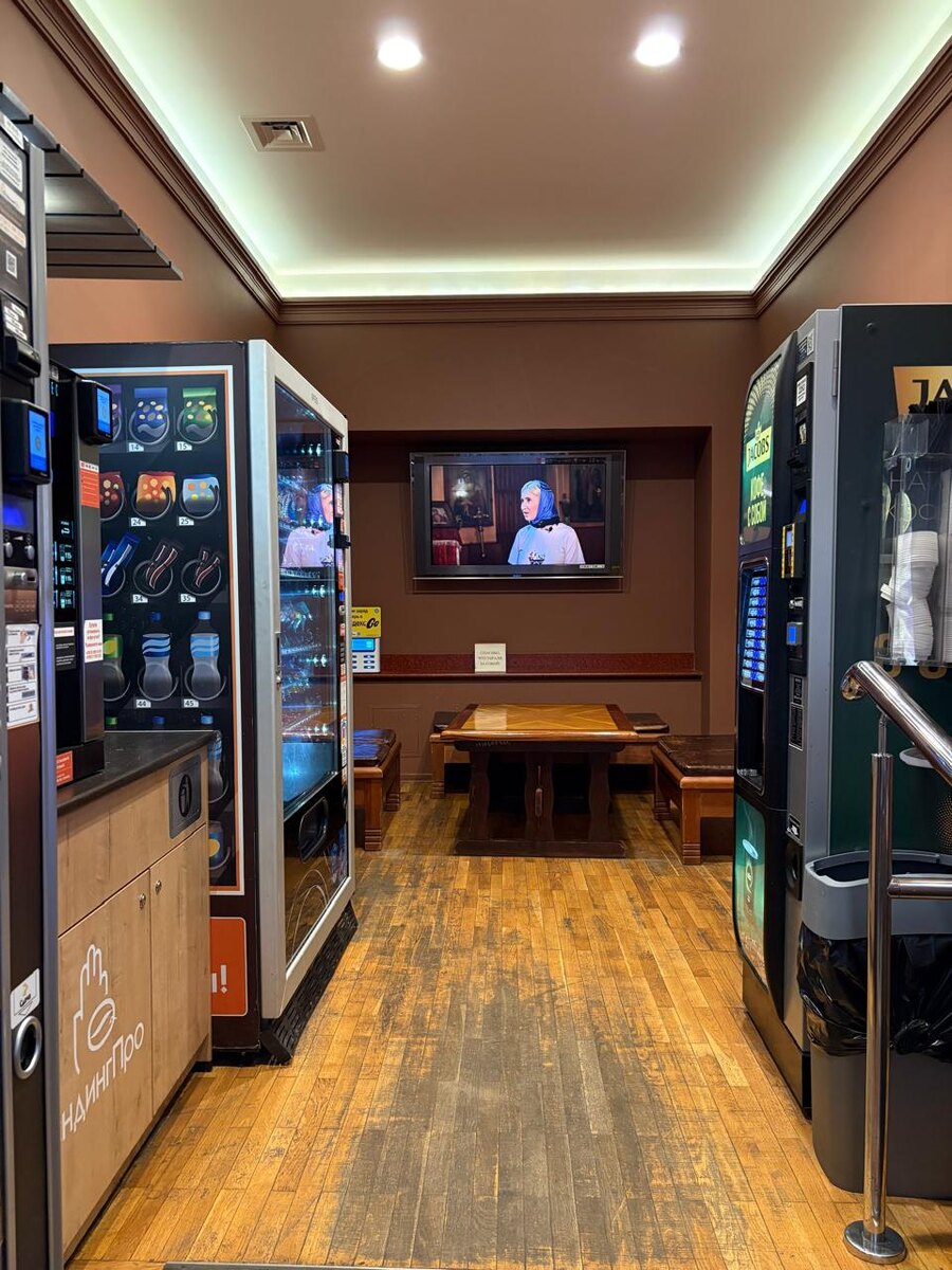 На 1 этаже, на большом информационном стенде (где афиша на месяц), есть qr-код на бесплатный аудиогид в izi.travel. Не пробовала, потому что обычно он скучный. Возможно ошибаюсь. Если кто-то ходил по музею с ним - напишите, пожалуйста, как вам?
