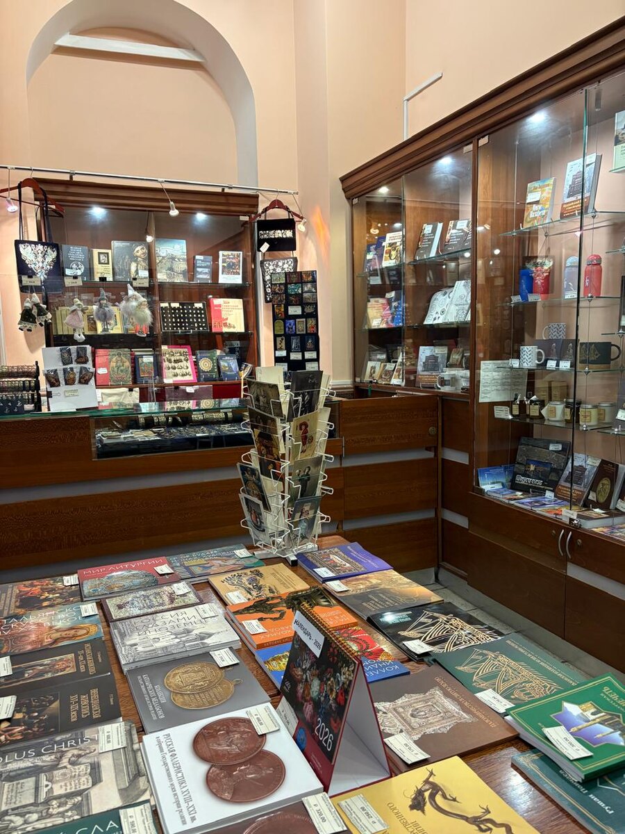 Понравился сувенирный магазин. Есть что посмотреть - варианты от свечей и ручек до книг и монет. Выложено много украшений. Захотелось приобрести колечко или кулон, цена средняя. Запомнились открытки ко дню Ангела - не встречала таких ранее. Товары можно купить на сайте музея, навигация хорошая https://shop.gmir.ru/market/suvenirnaya-produkciya/?p=1 