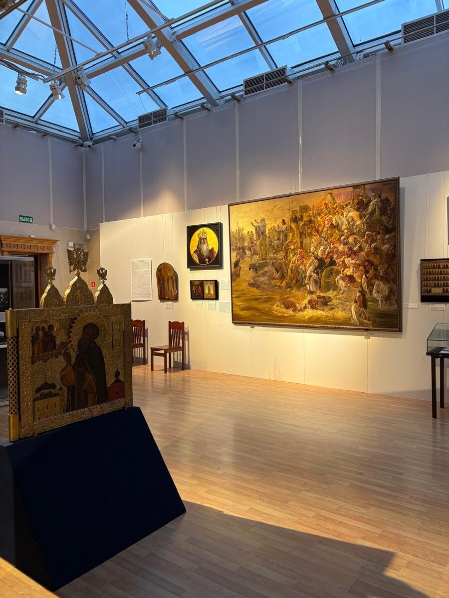 Интерактива в музее нет. Пара экранов с видео фильмами и экран про древние цивилизации при входе, который посетители проходят мимо, не увлекают. Фотогеничные зоны отсутствуют. Комнаты выполнены в стилистике религии о которой рассказывают. Потрогать можно только одну деревянную игрушку, которая поставлена для инклюзивных граждан.