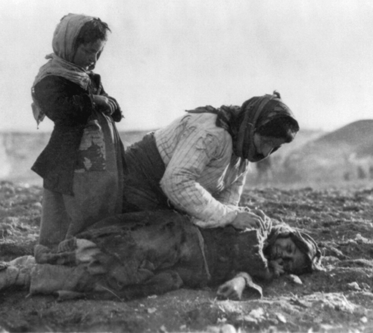 Армянка, склонившаяся над мертвым ребенком, посреди сирийской пустыни близ Алеппо. Фотография сделана между 1915 и 1919 годами. Библиотека Конгресса США, memory.loc.gov.