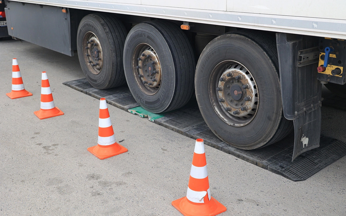 Дмитрий Рогулин / ТАСС📷Специальные автовесы используются сотрудниками Ространснадзора для выявления перевеса грузового автотранспорта