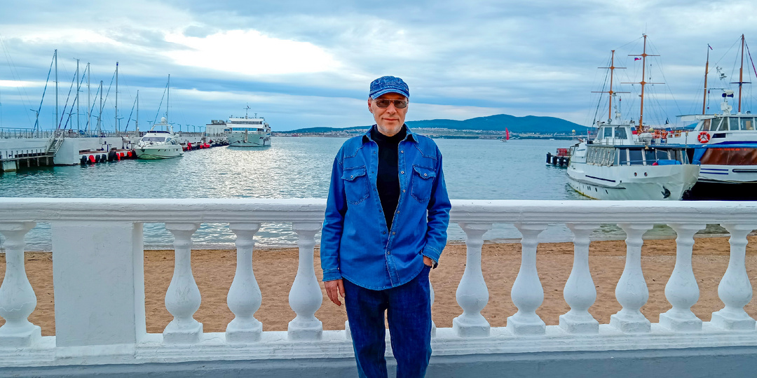 Прослушав запись разговора, муж сбежал на дачу и вывез туда всю мебель и технику из квартиры жены