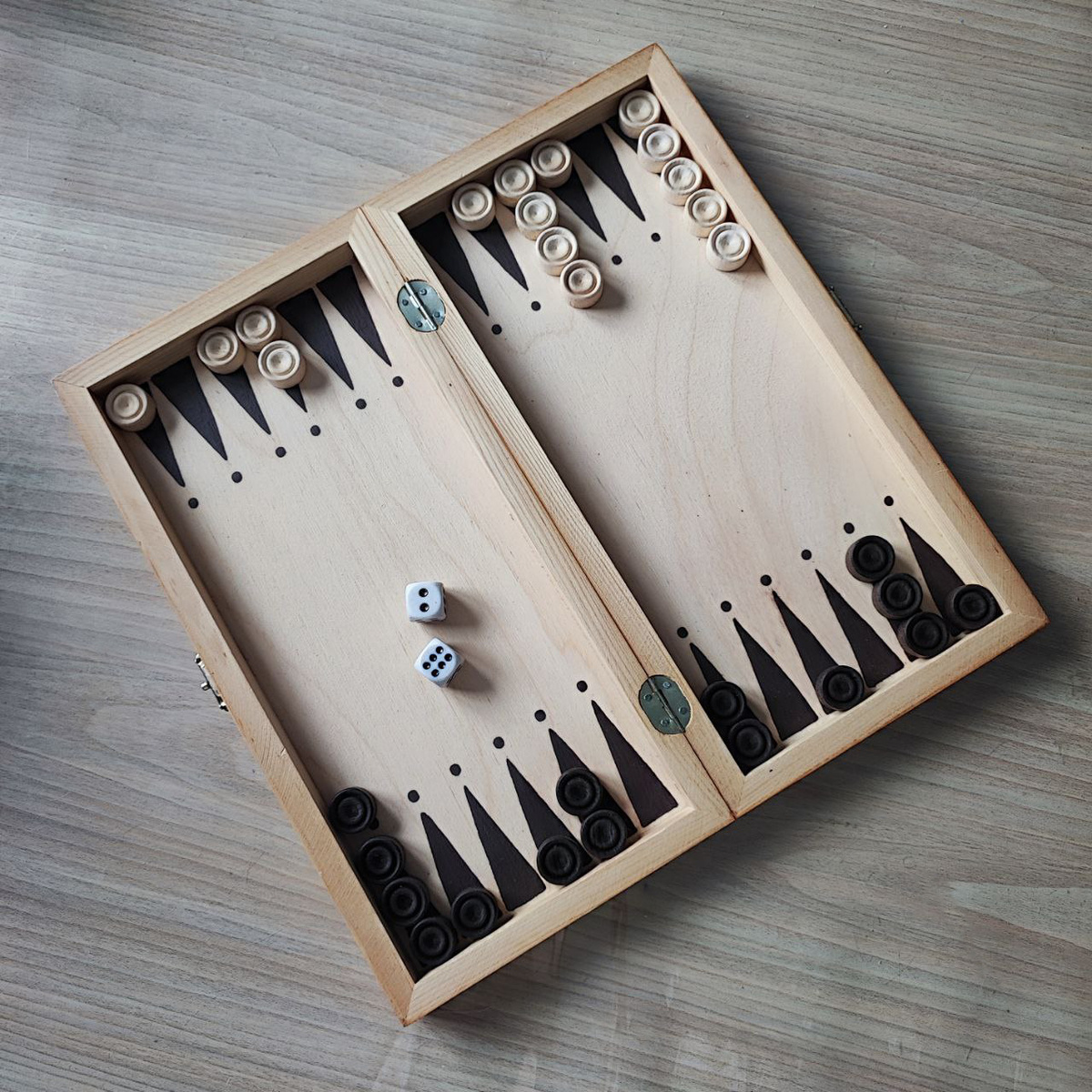 Нарды, которыми дополнила комплект, на поле, которое я создала для них внутри шахматной коробки