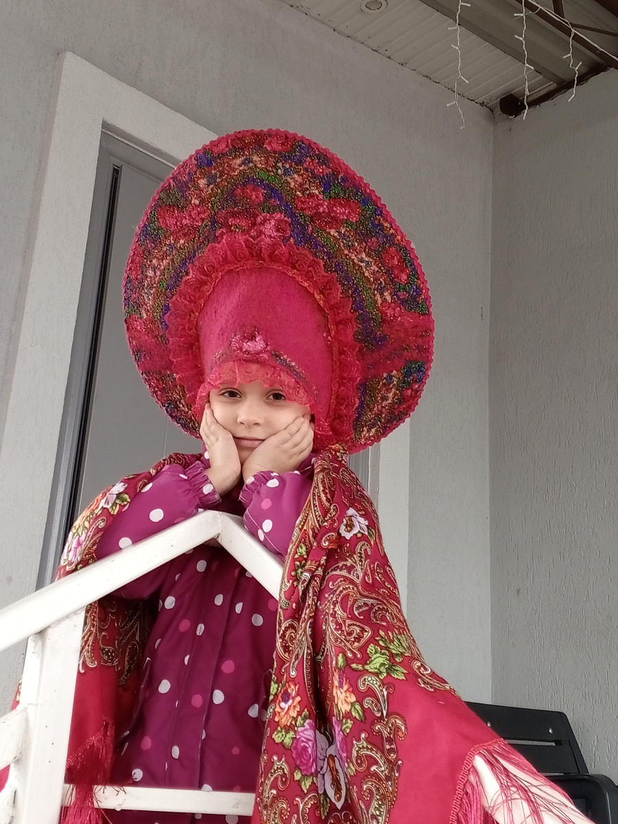 Большой кокошник из шерсти - модель моя меньшая внучка 6 лет...