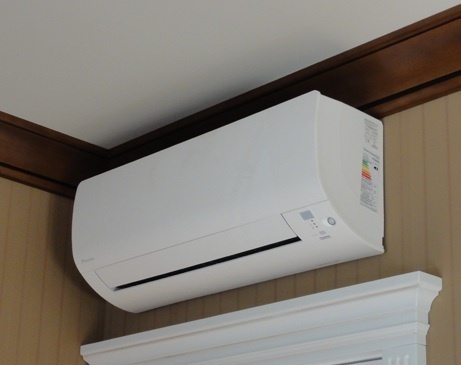 внутренний блок кондиционера висит над дверью