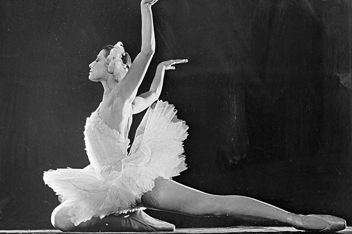    Народная артистка СССР, прима-балерина Государственного академического Большого театра Майя Плисецкая исполняет партию Одетты в балете Петра Чайковского «Лебединое озеро».