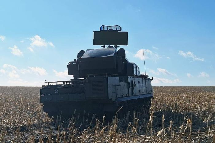 батарея зенитных комплексов «Тор-М2» уничтожила за время СВО более 500 целей. Её расчёты защищают небо на донецком направлении, а раньше они работали на луганском и запорожском. Основная цель на сегодняшний день – украинские беспилотники самолётного типа, которые пытаются наносить удары по объектам в глубине российских регионов, источник Телеграм-канал Военкор Астрахань