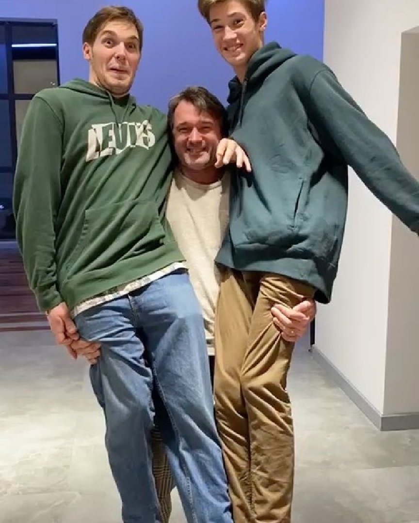    Павел Трубинер с сыновьями (фото: Instagram* @paveltrubiner_official)