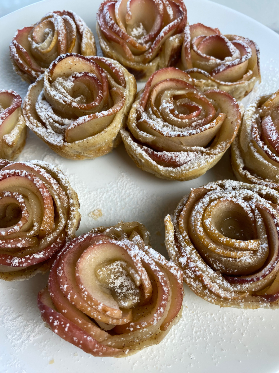 Слоеные розочки с яблоком.