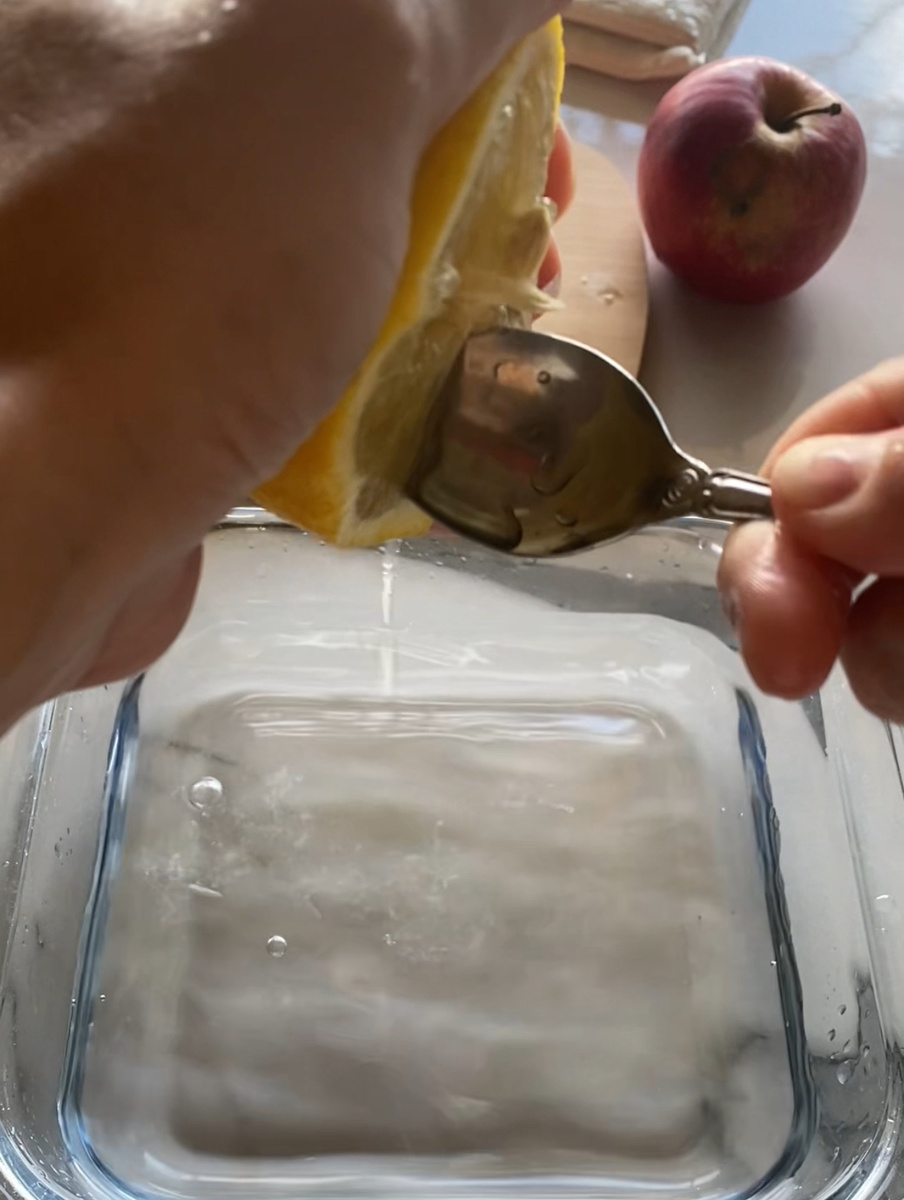 В воду добавить лимонный сок.