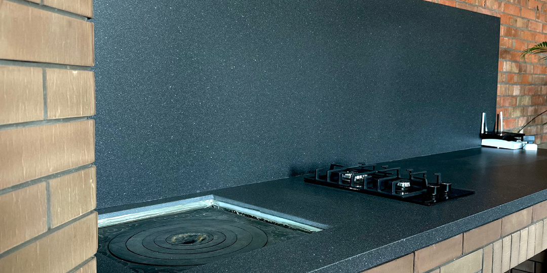 Столешница из керамогранита для зоны барбекю: новый проект от MULTISTONE